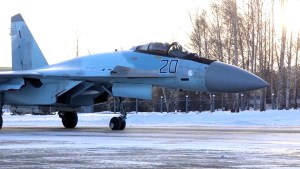 Cazas polivalentes rusos Su-35S se dirigen a Bielorrusia para probar fuerzas de respuesta en ejercicios conjuntos (Video)