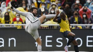Insólito: portero brasileño Alisson Becker ha sido expulsado y salvado dos veces por el VAR en eliminatorias (VIDEO)