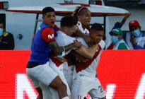 Perú venció a Colombia y se metió en la pelea por un cupo a Catar 2022