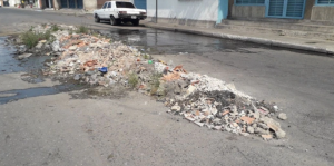 Tuberías que sirven a las casas del 23 de enero en Maracay pierden presión mientras el agua se desborda en la calle