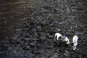 Derrame de petróleo en Perú: mitos y verdades sobre la limpieza de playas