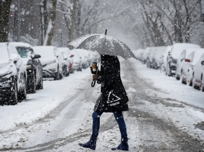 Potente tormenta de nieve golpea EEUU: 19 millones de personas bajo alerta meteorológica y más de cien mil usuarios sin luz