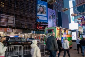 “Ten una cita con mi hija”: El curioso pedido de una madre con cáncer en un costoso cartel de Times Square