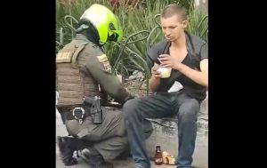 Policía de Medellín comparte su almuerzo con un invidente en situación de calle (Video)