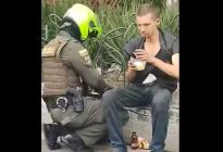 Policía de Medellín comparte su almuerzo con un invidente en situación de calle (Video)