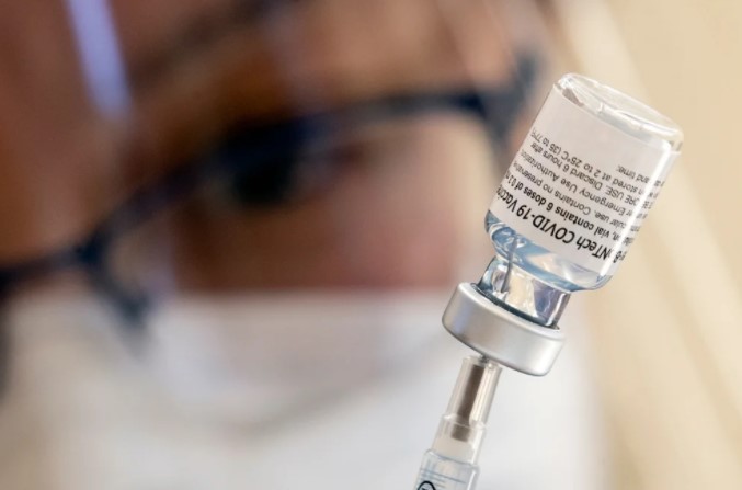 El CEO de Pfizer dice que dos dosis de la vacuna contra el Covid-19 “no son suficientes contra la variante ómicron”