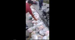 Ejemplo de civismo: se volcó un camión con alimentos en Mérida y los vecinos resguardaron toda la carga (VIDEO)