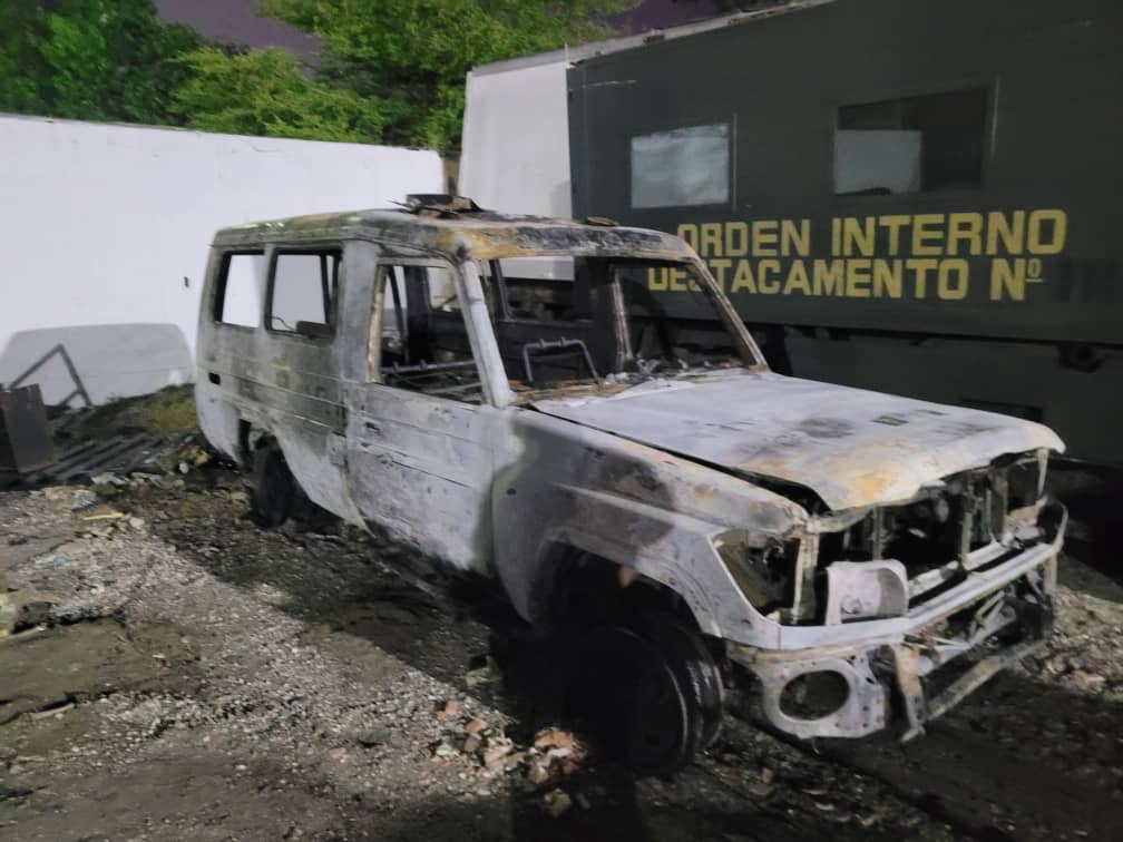 Se incendió vehículo de la GNB con un fusil, cargadores y centenar de cartuchos en Zulia
