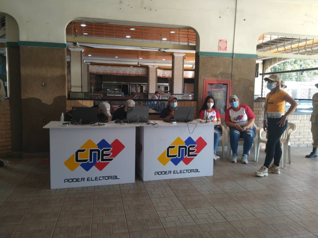 Mover en Carabobo denunció presencia de funcionarios oficialistas en puntos de recolección de firmas  (FOTOS)