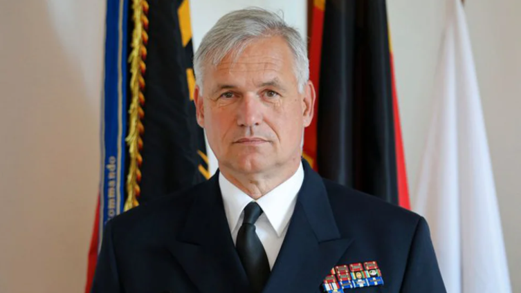 Renunció jefe de la Marina alemana tras desatar una crisis por elogiar a Putin