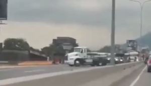 VIDEOS: Cortejo fúnebre causó retraso en autopista Francisco Fajardo por maniobras en plena vía