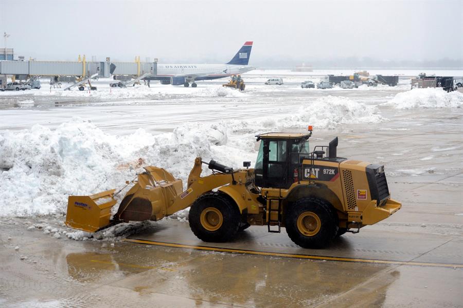Miles de personas sin electricidad y vuelos cancelados en EEUU por una tormenta invernal