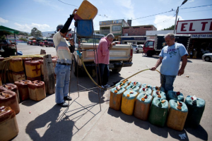 Gasolina colombiana de contrabando fluye a cuentagotas en la frontera venezolana