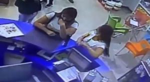 VIDEO: Pillaron a dos mujeres robando un teléfono en tienda de Carrizal