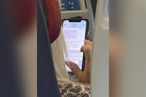 “Tenemos Covid”: Mujer quedó horrorizada al leer el mensaje de un pasajero durante vuelo en EEUU