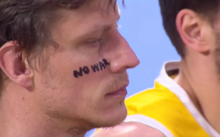 EN VIDEO: Basquetbolistas ucranianos, devastados durante minuto de silencio en partido contra España