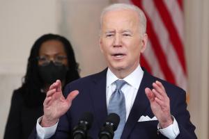 Biden firmó ley para acelerar el envío de ayuda militar a Ucrania