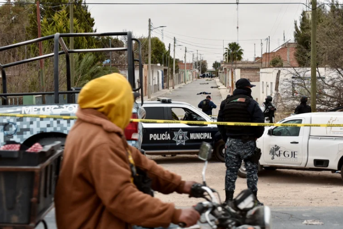 Dron no identificado sobrevoló escena de diez cuerpos envueltos en cobijas y bolsas en México