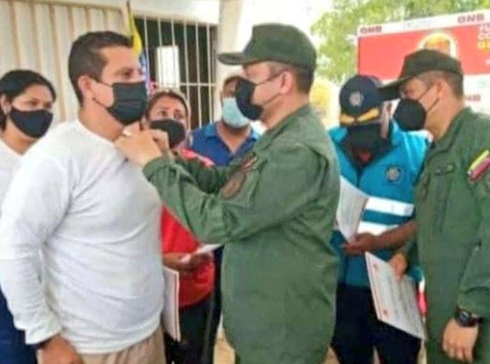 Condecoraron al hombre que salvó a dos militares tras siniestro aéreo en Barquisimeto