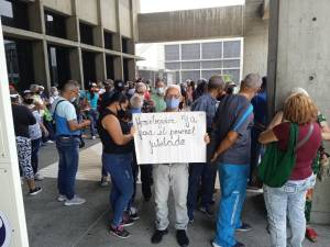 Policía amedrenta a jubilados del Aeropuerto de Maiquetía que exigen respeto a sus derechos #21Feb (Imágenes)