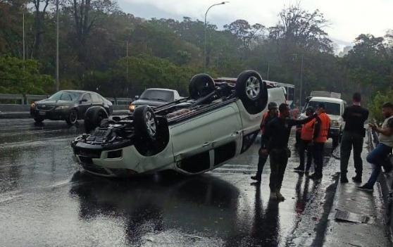 IMÁGENES: Volcó vehículo en la autopista Francisco Fajardo