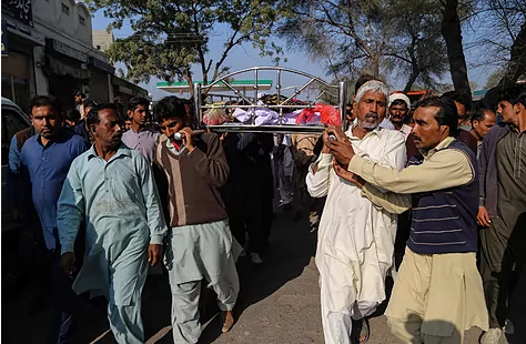 ¡Atroz! Más de 300 radicales lapidaron en Pakistán a sujeto que padecía una enfermedad mental