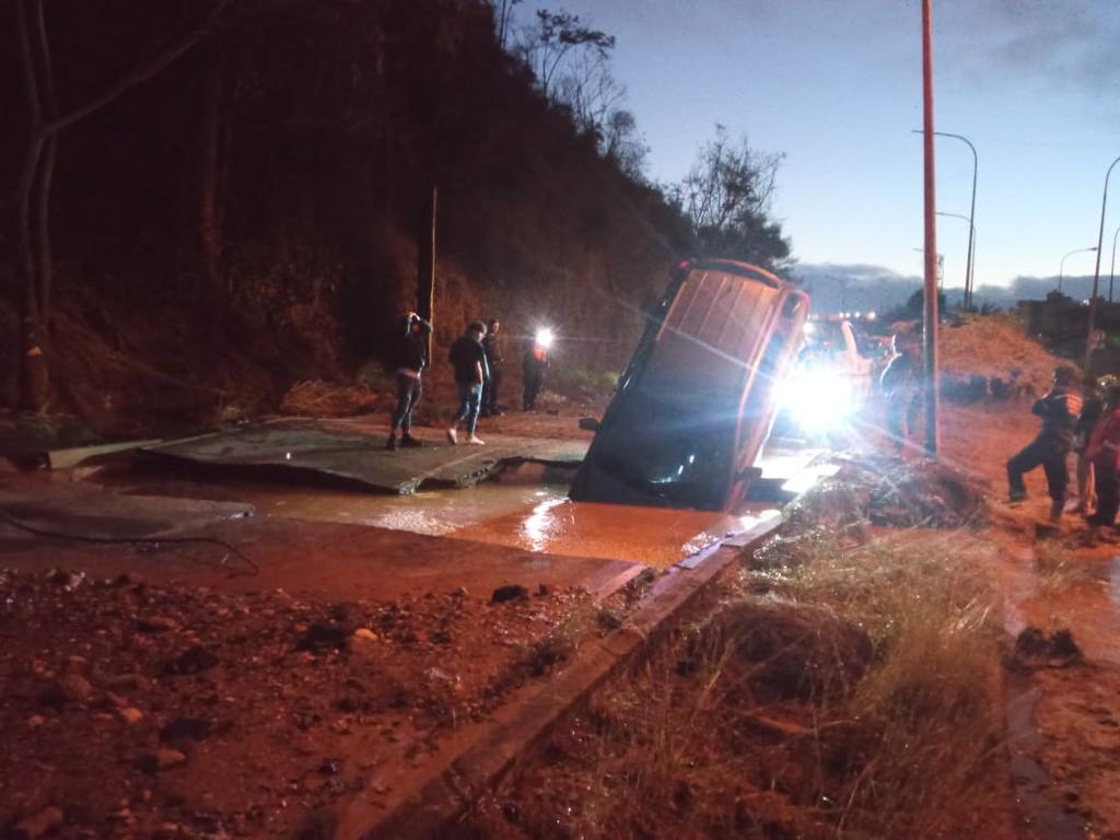 EN FOTOS: Mega hueco se “tragó” un carro en Macaracuay