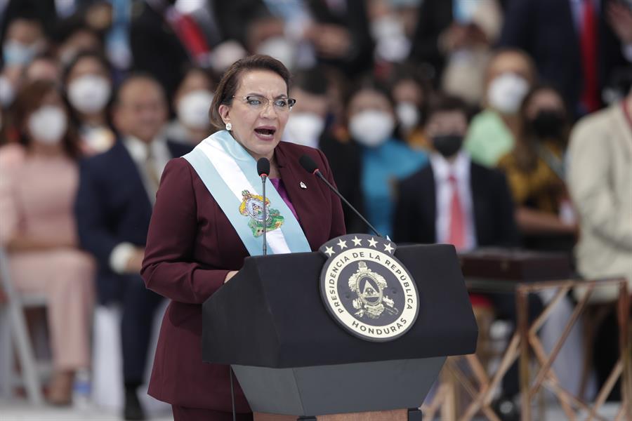 La presidenta de Honduras ordena a su canciller abrir relaciones con China