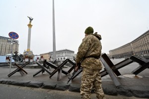 Un campo de batalla: en la icónica Plaza de la Independencia se preparan para la incursión rusa en Kiev (FOTOS)
