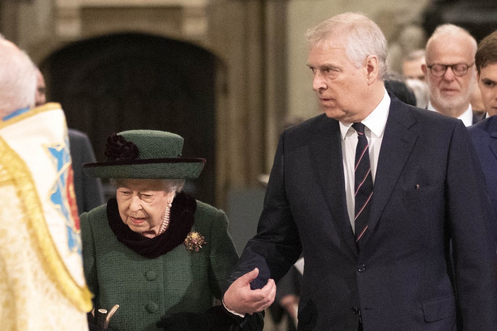 Tras acuerdo judicial, la reina Isabel II exhibe su apoyo al príncipe Andrés en tributo al duque de Edimburgo
