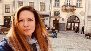 Murió una periodista rusa durante bombardeo contra centro comercial en Kiev