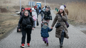 Miles de refugiados ucranianos siguen huyendo de la guerra llegando a Medyka en Polonia (Video)