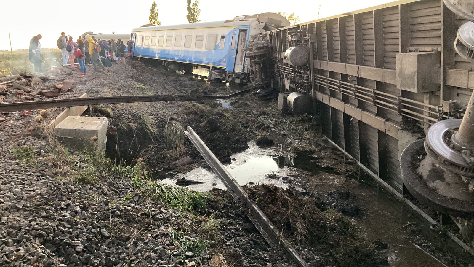 Asciende a 21 heridos en un descarrilamiento de tren de pasajeros en Argentina