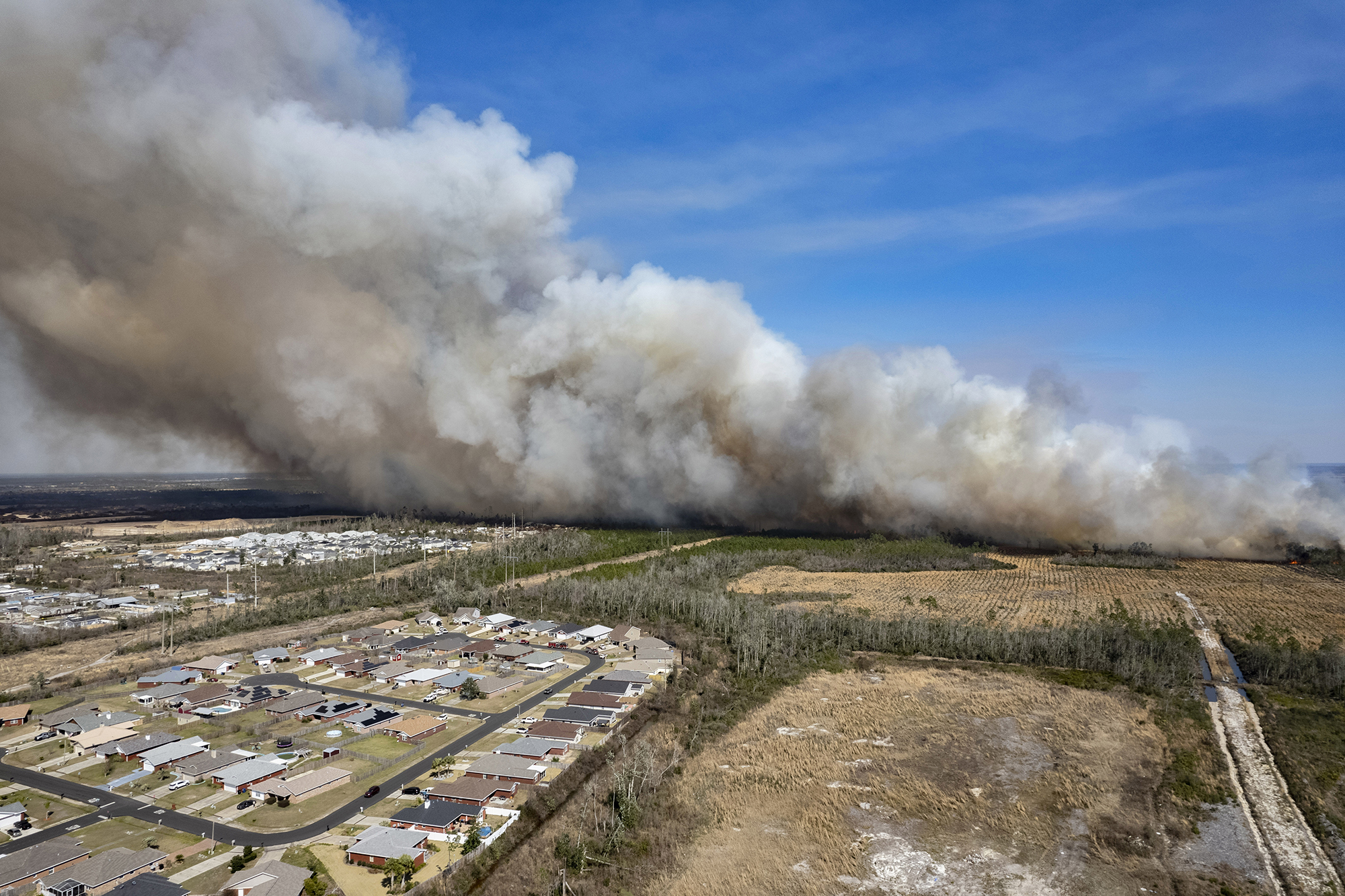 Incendio forestal en Florida obligó a evacuar más de mil viviendas