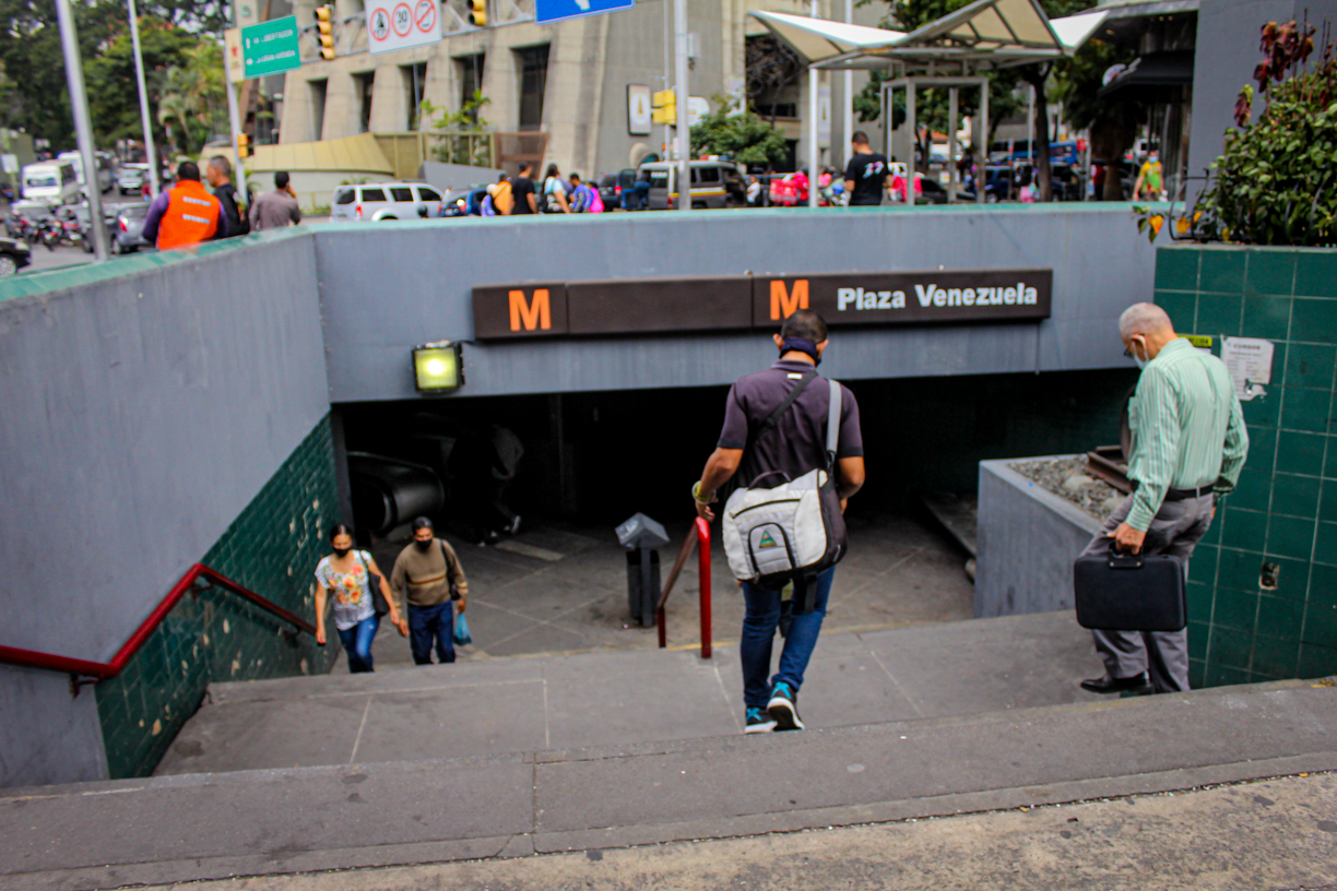 Pesadilla en el Metro de Caracas: milicianos y PNB le prometieron una paliza porque su tarjeta se quedó sin viajes