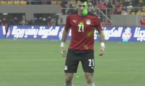 Vergüenza mundial: hinchas de Senegal hostigaron con láser a jugadores de Egipto (Imágenes)