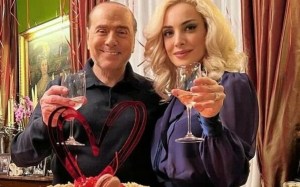 Berlusconi y su novia 53 años más joven se dieron el “sí” en una boda simbólica