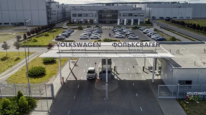 Volkswagen y Toyota detienen la producción de vehículos en Rusia