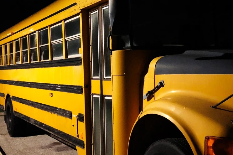 Depravado en Nueva York: Chofer de autobús escolar sobornó a una niña para recibir fotos sexuales