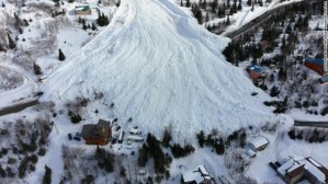 Residentes de Anchorage pueden regresar a sus hogares tras enorme avalancha, pero el peligro sigue latente