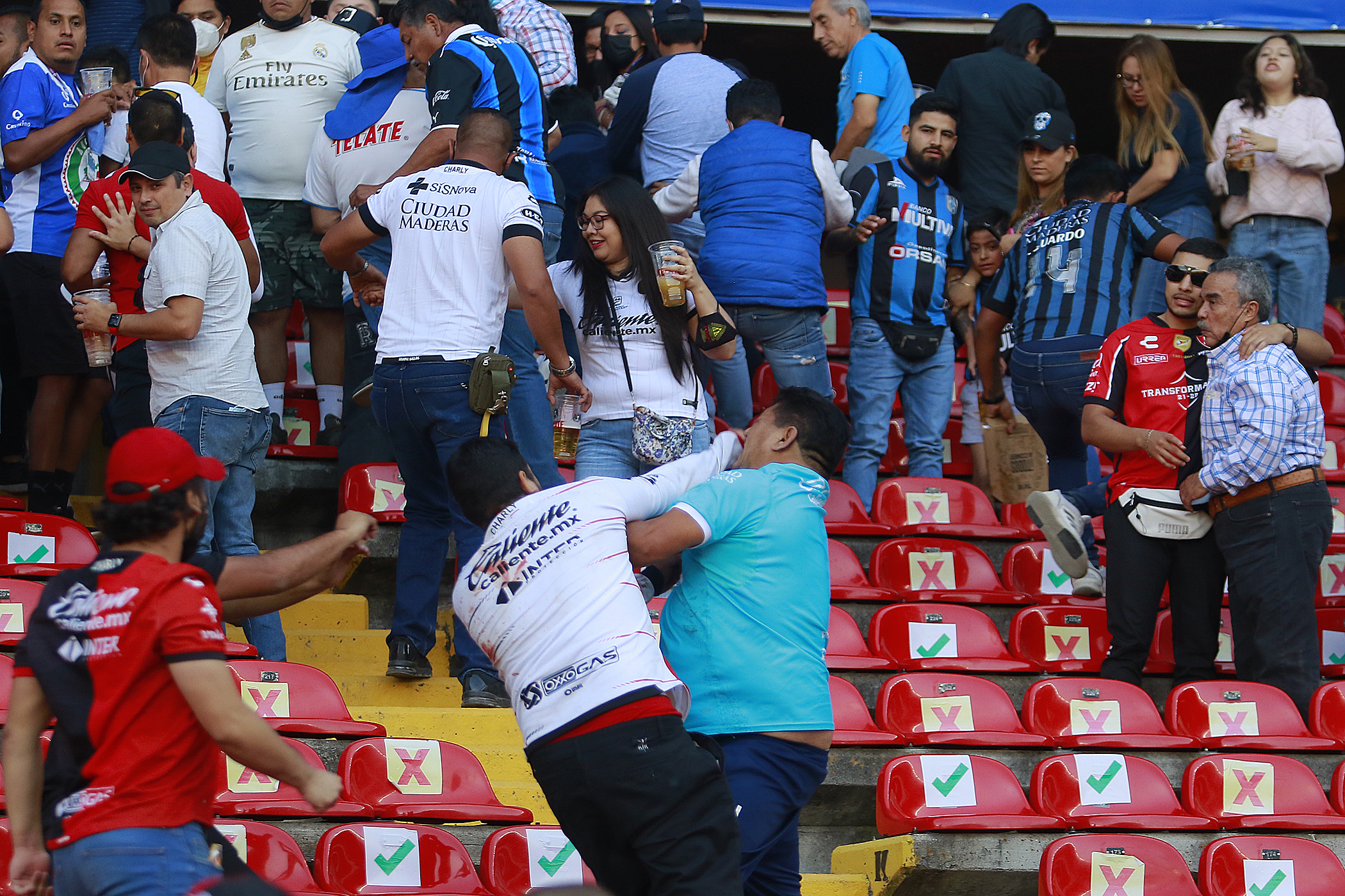 Asciende a 26 las personas lesionadas por violencia en partido de fútbol en México