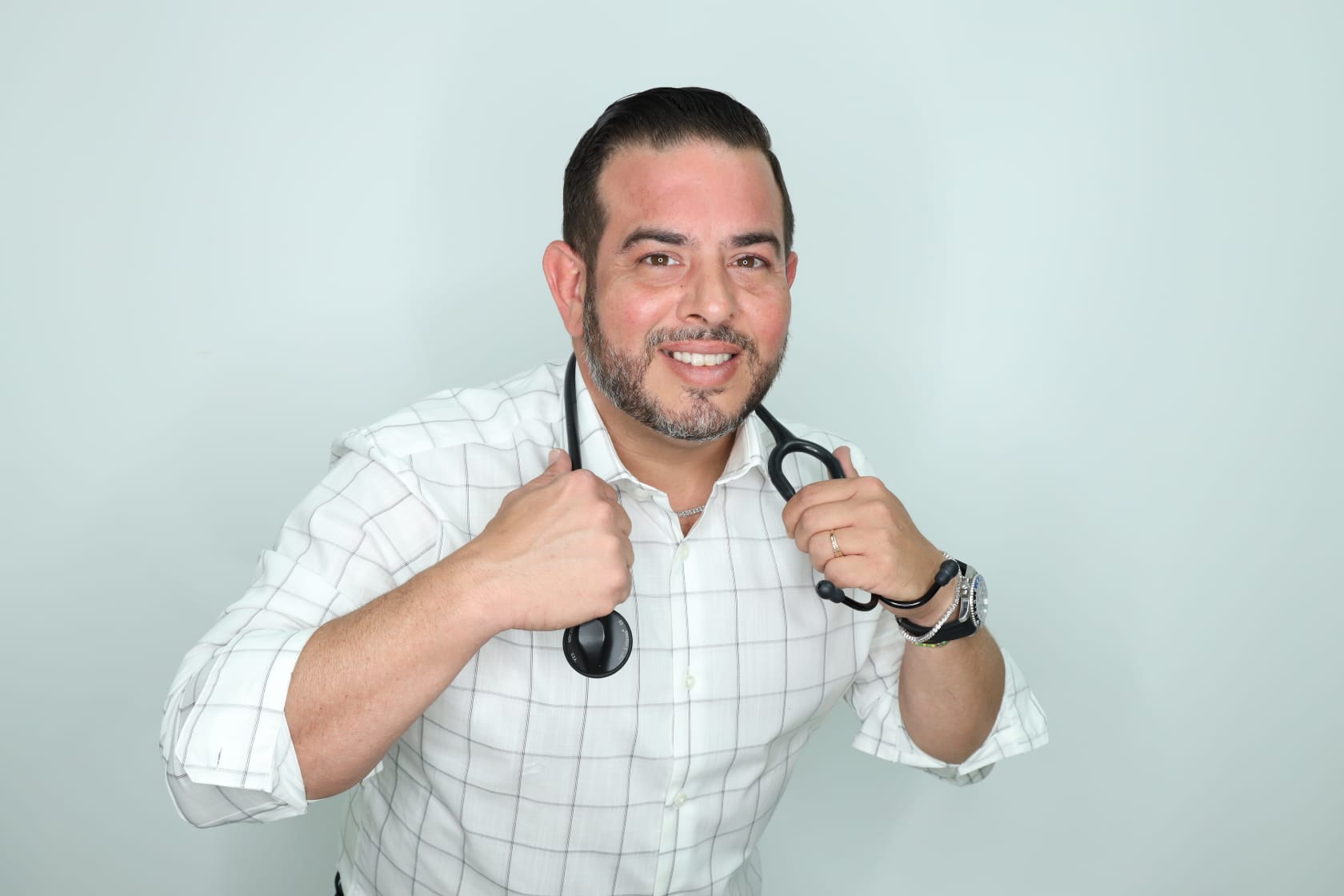 David Hernández, el reconocido Doctor del Amor de Miami que instruye a celebridades