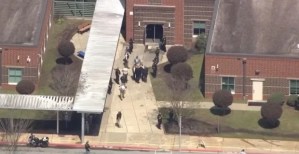 Minutos de pánico en secundaria de Carolina del Sur por tiroteo que dejó un estudiante herido