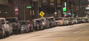 Las largas colas de vehículos para obtener combustible gratis en Chicago (VIDEO)