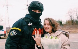 Policía ucraniano le pide matrimonio a su pareja en su puesto de comando