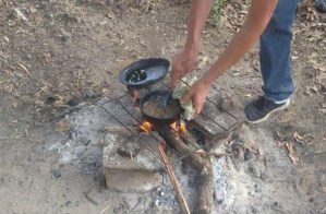 Vecinos de Bejuma, obligados a cocinar con leña porque el gas “no aparece”