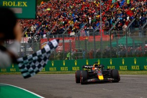 Verstappen se alzó en Imola tras una carrera “negra” para Ferrari y Mercedes