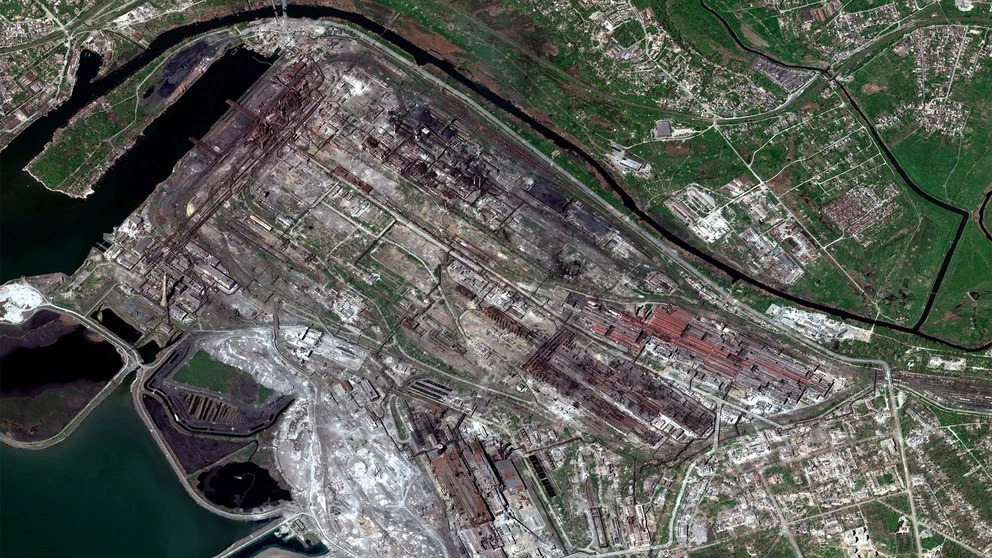 Imágenes satelitales muestran cómo las tropas de Putin bombardearon la planta metalúrgica de Azovstal