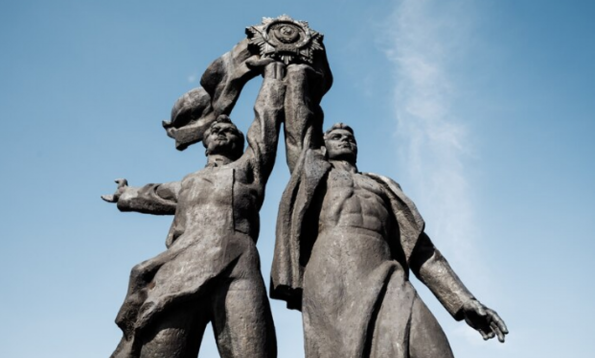 Alcaldía de Kiev demolió un monumento soviético que celebraba la amistad entre Ucrania y Rusia