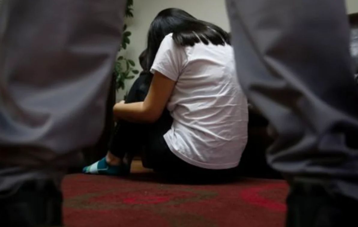 Depravado Policía Nacional de Perú abusó sexualmente de su sobrina de 19 años dentro de su vivienda
